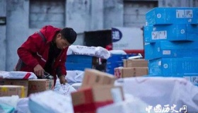 快递熬夜抢快递柜 快递小哥工作量有多大多辛苦