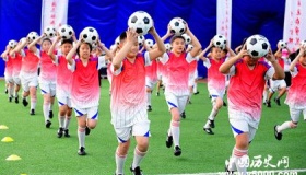 足球舞是什么 足球竟然能拿在手上踢什么情况