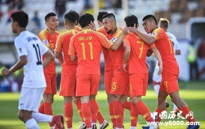 中国球迷清理垃圾国足2：1吉尔吉斯斯坦赢球又赢人！