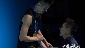 李宗伟为林丹颁奖 李宗伟和林丹职业生涯经历介绍