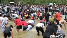 千名高三学生抓鱼解压