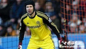 切赫为什么要带头套：曾经颅骨骨折