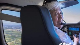 82岁硬核奶奶重返蓝天