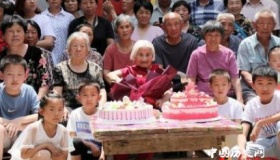河北103岁老人五代168口同堂