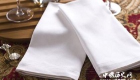 餐桌上使用的餐巾是在什么情况下被发明的