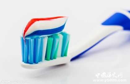 彩条牙膏为什么挤出来颜色不会乱