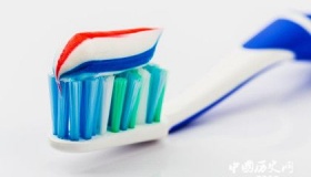 彩条牙膏为什么挤出来颜色不会乱