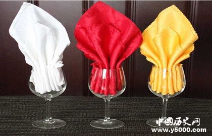 餐桌上使用的餐巾是在什么情况下被发明的