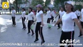 拿灭蚊拍跳广场舞：电蚊拍最安全的使用方法