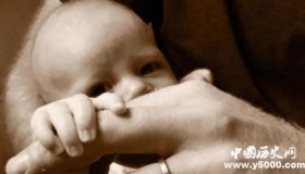 哈里王子喜迎父亲节 首度公开儿子正面萌照