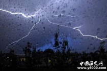 暴雨形成的原因与预防手段