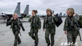 航空知识：飞行服为什么是连体的