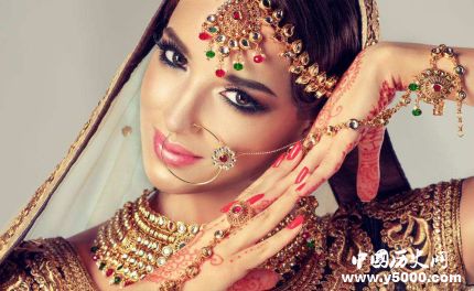 为什么印度女性戴很多首饰_印度各种首饰代表的寓意是什么