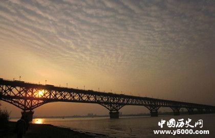 南京长江大桥的建筑特色_南京长江大桥的意义_中国历史网