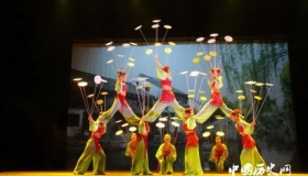 中国传统杂技：耍盘子