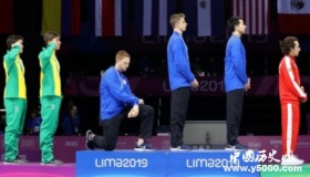 美运动员领奖时下跪 网友：这一跪比霍顿跪好多了