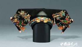 旗头：清朝格格们头上顶了个什么？