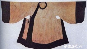 襕衫：古代学子多穿着