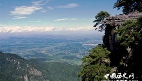 庐山：关于庐山名字的由来，众说纷纭，竟有三种传说