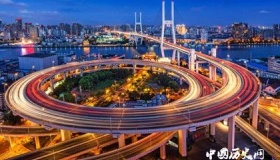 我爱这土地：为什么我的眼里常含泪水？因为我对这土地爱得深沉