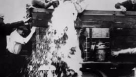 经济危机的时候，为何宁愿把牛奶倒掉，也不分给穷人？