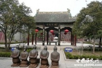 岳飞墓在哪里 岳飞墓前跪着的五人都是谁