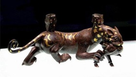 虎噬鹿器座：表现动物之间弱肉强食的错金银青铜制品