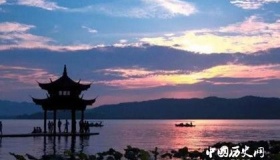 湖心亭：乾隆御笔题“虫二”二字，可知为何？