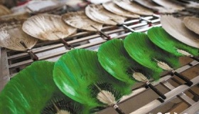 湖州羽毛扇：取鹅羽，用山羊脚骨加工而成