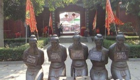 岳飞墓前原本跪着五个人，现在少了一个，少的那个是谁