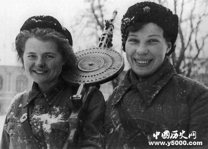 为什么苏联女兵穿裙子_为什么苏联女兵打仗只许穿裙子_苏联女兵打仗为什么穿裙子_中国历史网