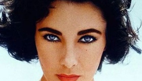 伊丽莎白泰勒：拥有一对全球六百分之一的紫色眼睛