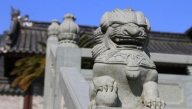 包拯衙门口的石狮子为什么一大一小