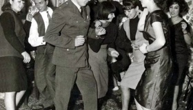 霍梅尼为何要革命推翻伊朗巴列维王朝