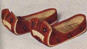 翘头履简介：古人鞋子前面为何要翘起来