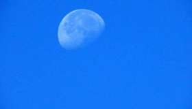 为什么月亮在白天也会出现