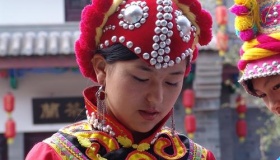 彝族姑娘礼服有什么特色