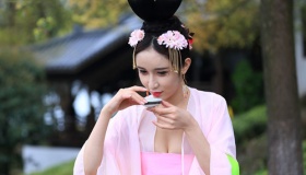 唐朝女人的半臂装为什么领子那么低