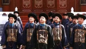 清朝官员官服身上的一串珠子是干什么的