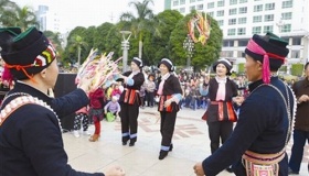 瑶族传统的“抛花包”节目是怎么来的