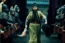 关羽温酒斩华雄的故事概括