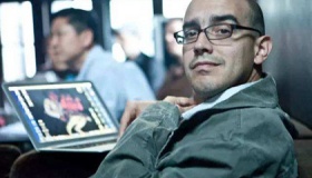 说话满嘴跑火车是啥意思