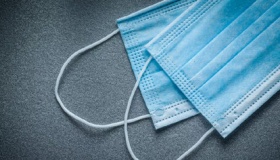 摘口罩的正确方法