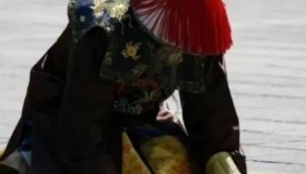 清朝官员下跪为什么甩袖子
