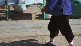 满族妇女缠足吗