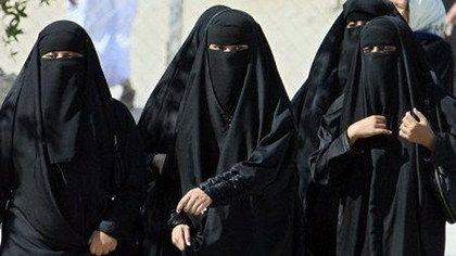 阿拉伯女性穿黑袍图片