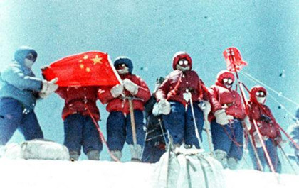 第一个登顶珠峰的中国人是谁