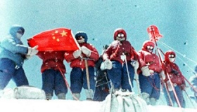 第一个登顶珠峰的中国人是谁