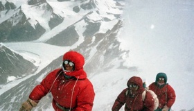 第一个登顶珠峰的中国女性是谁