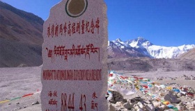 珠穆朗玛峰在哪个国家哪个位置